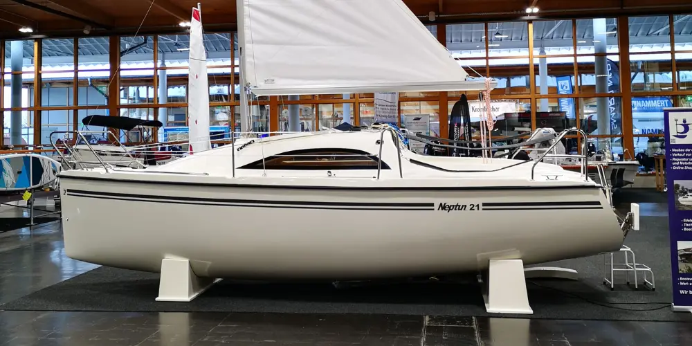 Neuboot Neptun 21 Segelboot. Daysailer mit Mastlegevorrichtung und neuen Trailer. Das Bild zeigt das neue Segelboot auf der Messe Magdeboot.