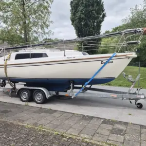 Neptun 22 Kielschwert Dinett Baujahr 1979 mit Trailer und Motor Vorderansicht