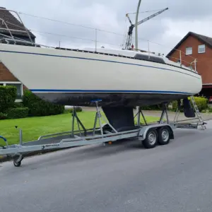 Neptun 27 Kielboot Baujahr 1977 Seitenansicht auf Trailer