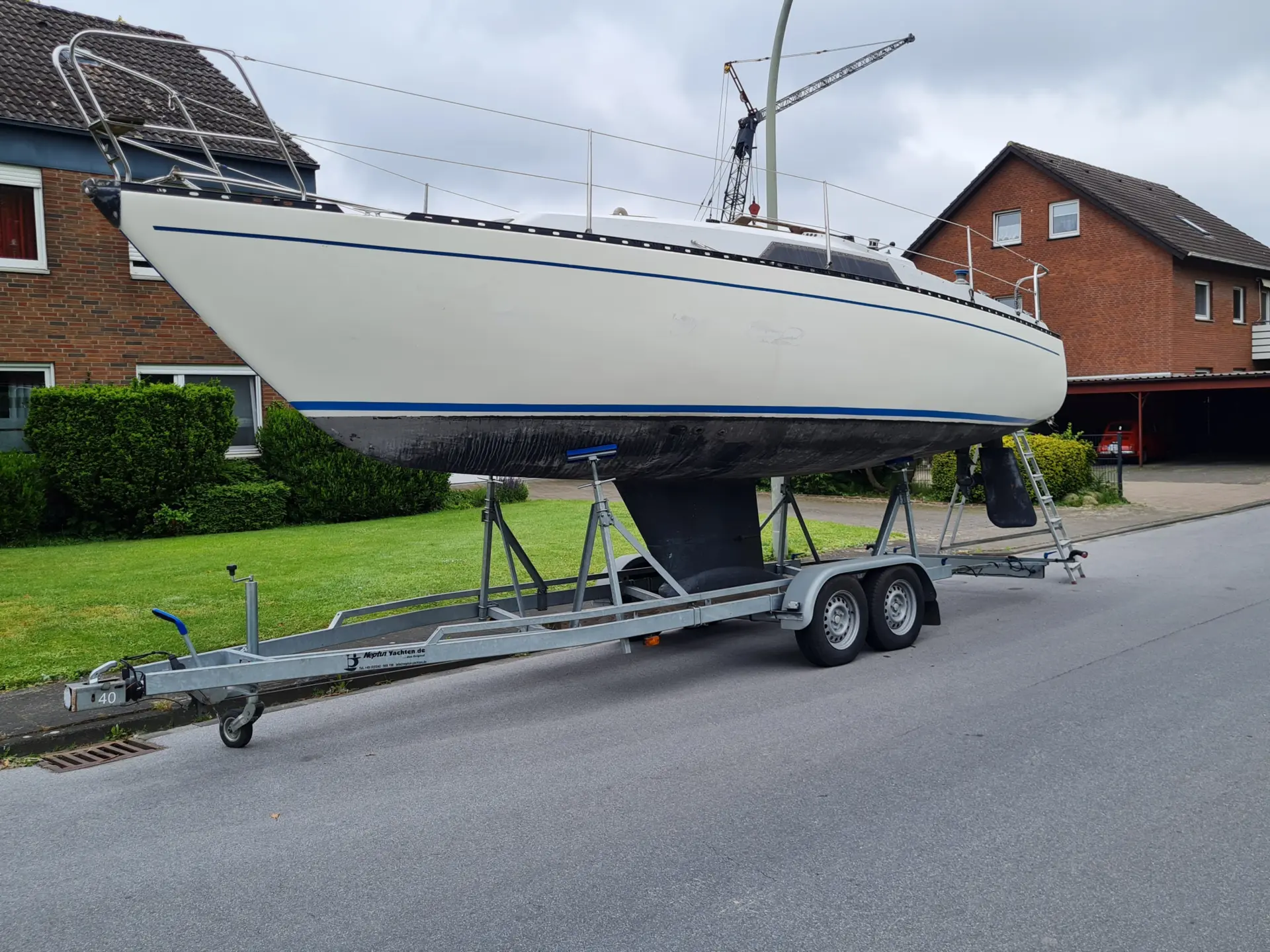 Neptun 27 Kielboot Baujahr 1977 Seitenansicht auf Trailer