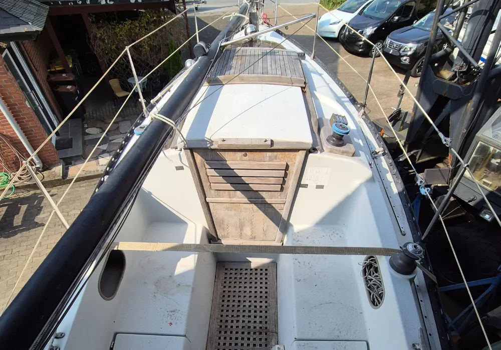 Cockpit eines Neptun 27 Segelboots – gebraucht und gepflegt