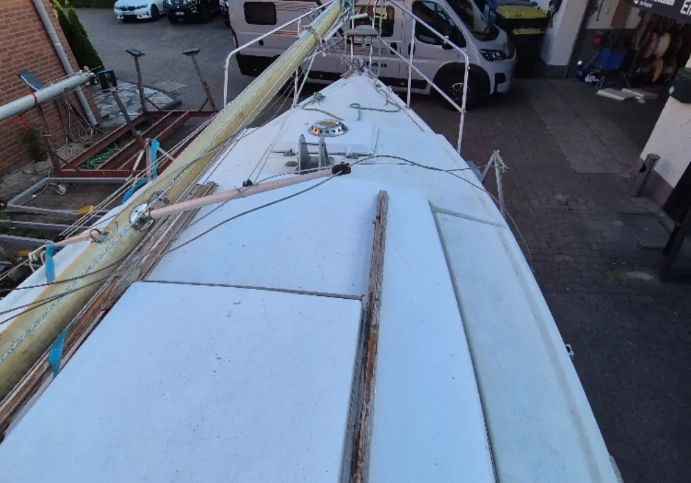 Vorschiff der Neptun 20 mit goldenem Mast und Fockrollanlage