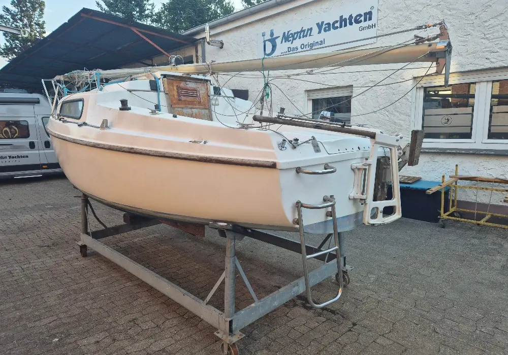 Neptun 20 Kielschwerter mit Rigg und Badeleiter von hinten fotografiert