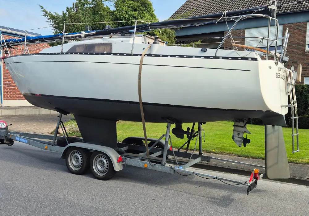 Seitenansicht Neptun 27 Segelboot auf Trailer, Backbord