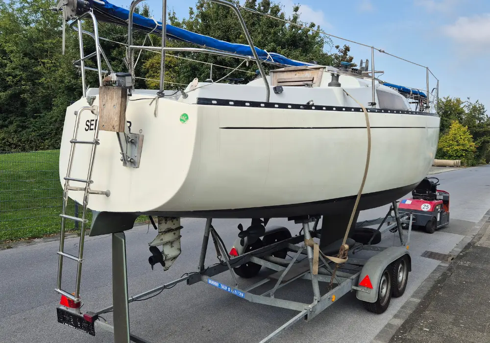 Heckansicht Segelboot Neptun 27 mit Motorhalterung und Badeleiter