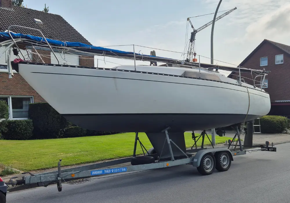Segelboot Neptun 27 von vorn mit Kurzkiel auf Trailer