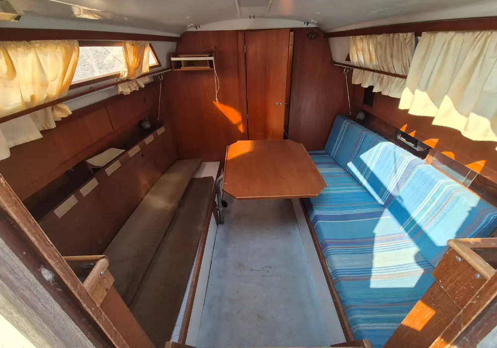 Innenraum Segelboot Neptun 27 mit Langkoje und Teakausbau