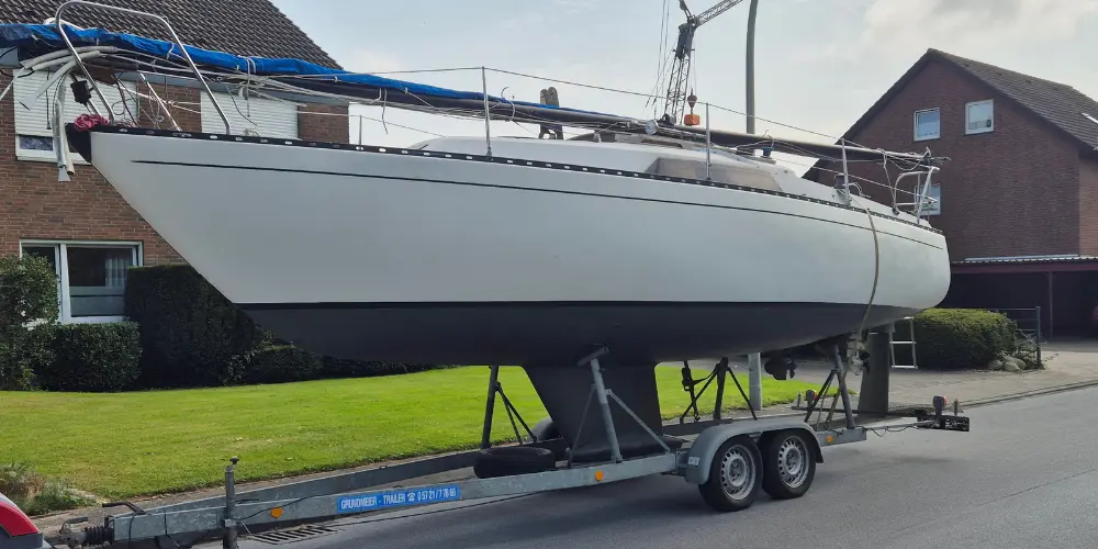 Neptun 27 Gebrauchtboot mit Kurzkiel auf Trailer vor der Neptun Werft