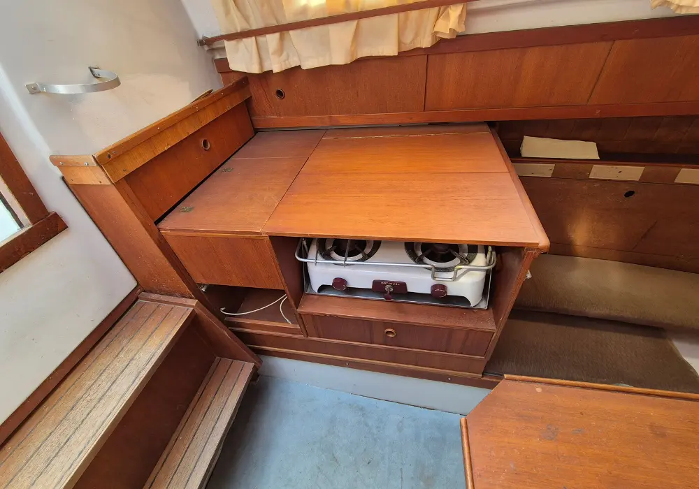 Geöffnete Pantry mit Gaskocher und Stauraum im Segelboot Neptun 27