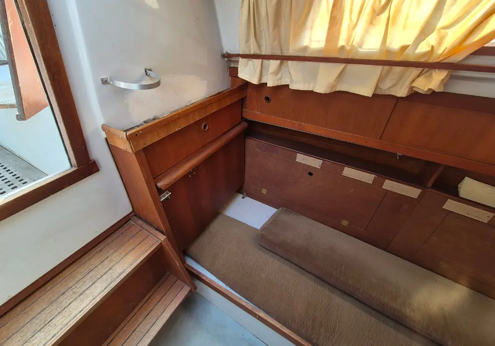 Pantrybereich mit Holzschränken im Segelboot Neptun 27