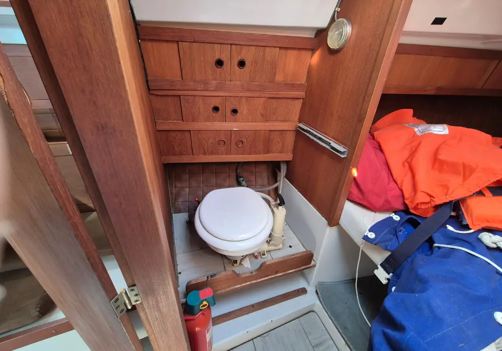 Nasszelle mit See-WC in der Neptun 27 mit Teak-Einbauschränken