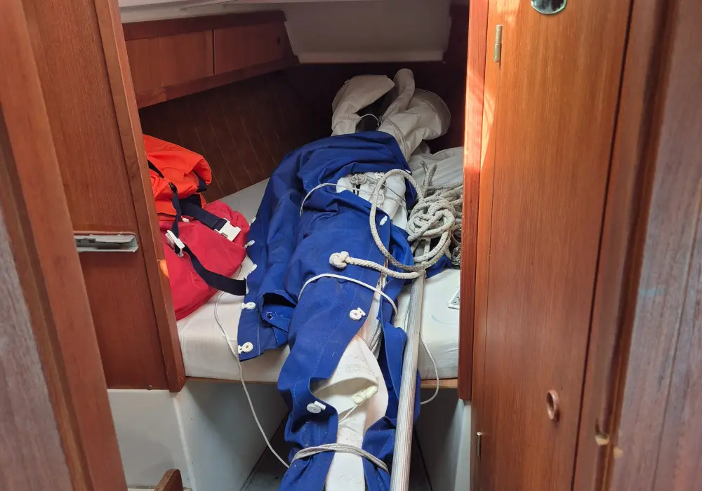 Vorschiff mit Koje und verstauten Segeln in der Neptun 27