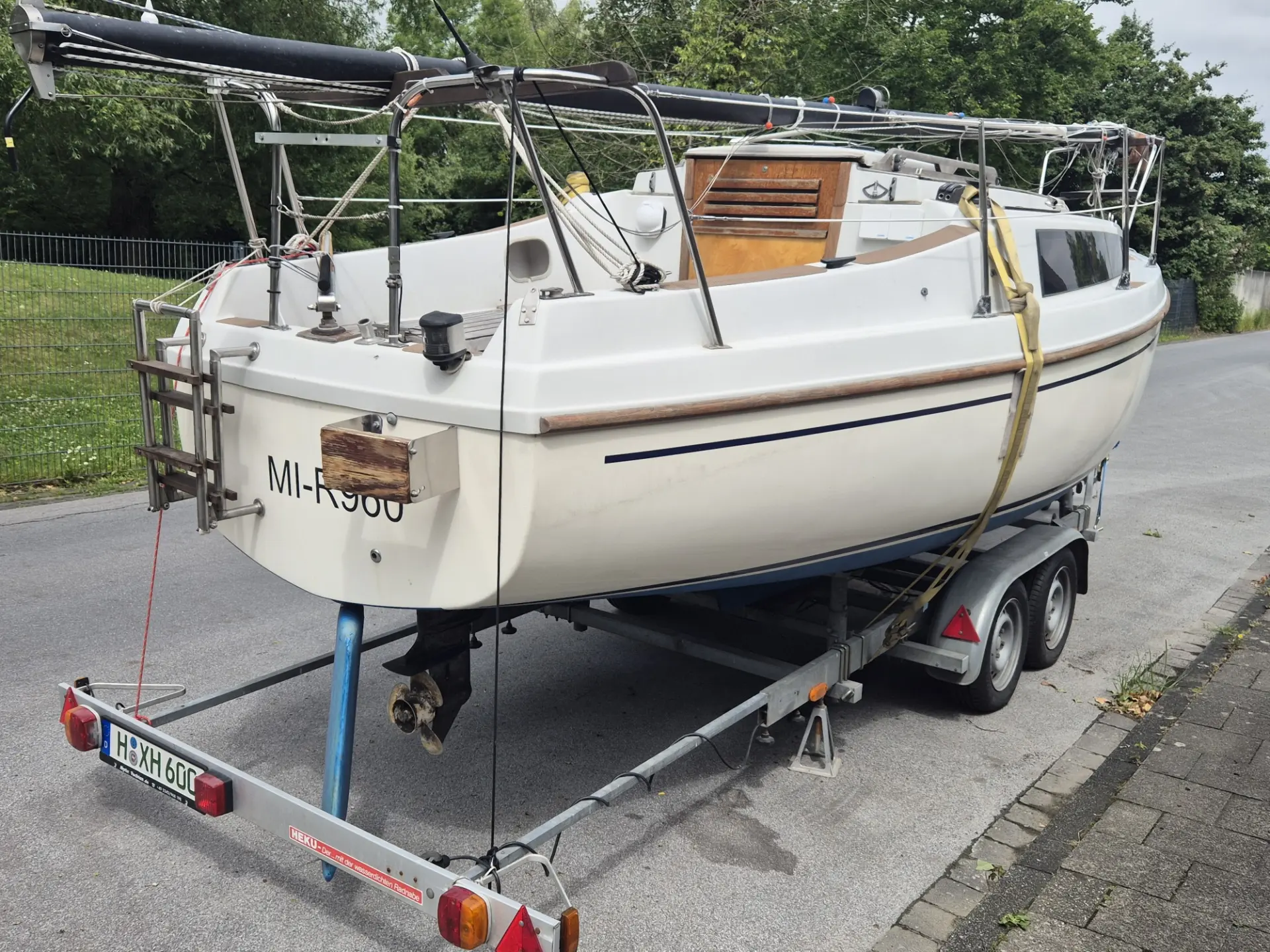 Heckansicht der Neptun 22 auf Trailer mit Hubdach und Rigg