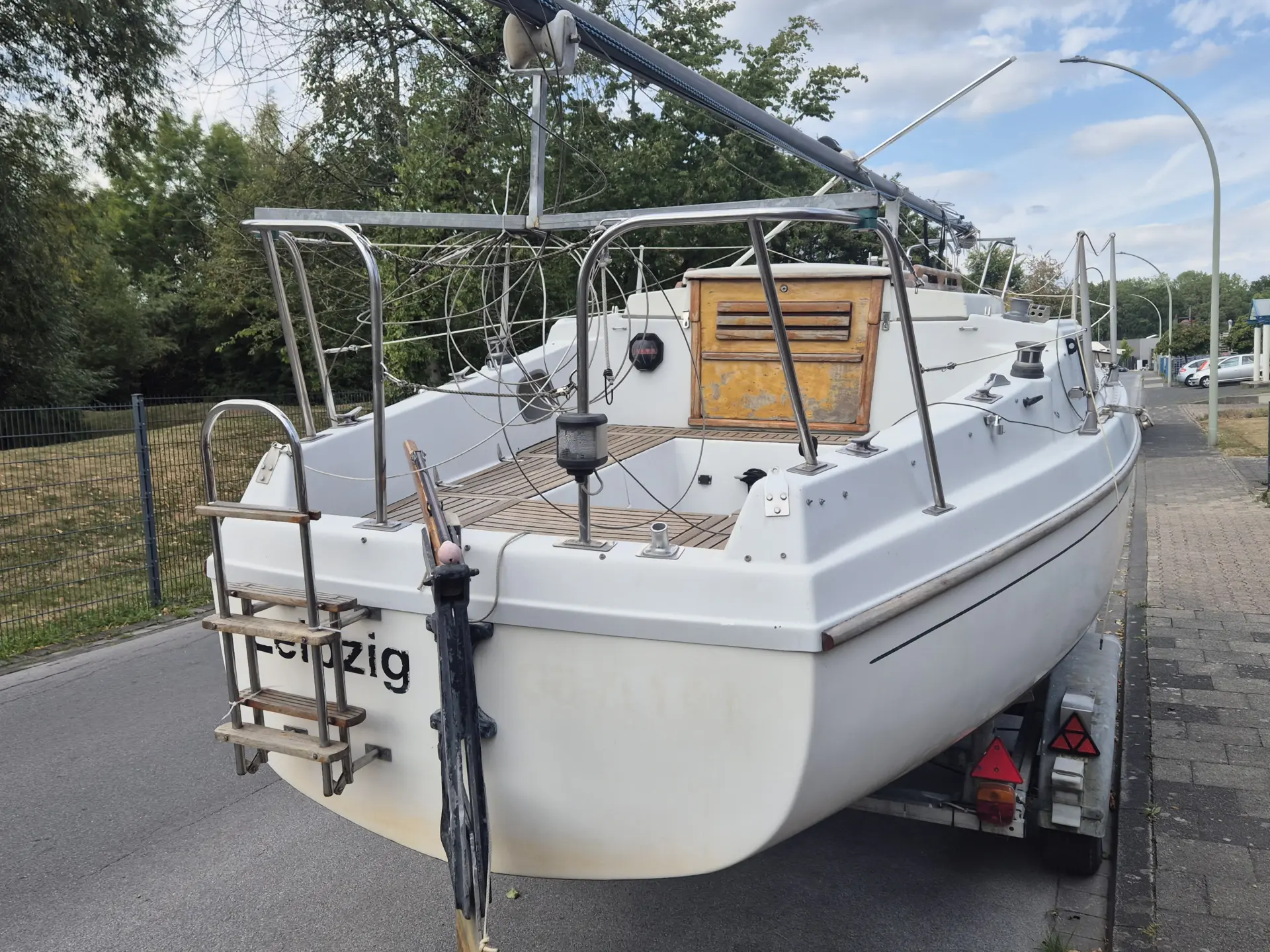 Neptun 22 Backdecker Segelboot kaufen – Bugansicht mit Hubdach auf Trailer