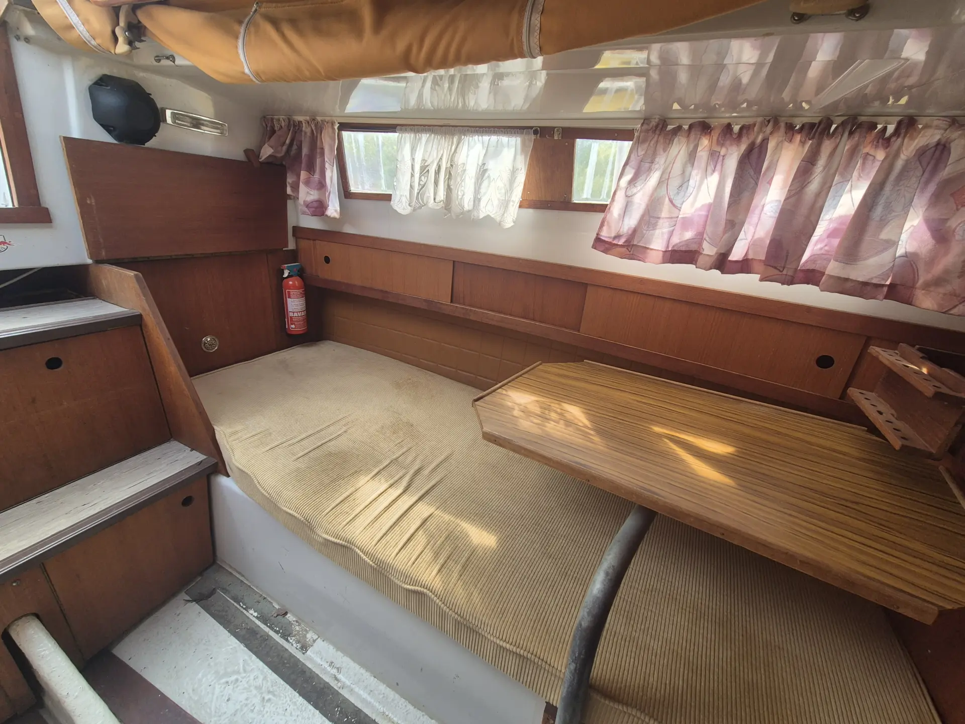 Neptun 22 Backdecker Segelboot kaufen – Innenraum mit Koje und Stauraum