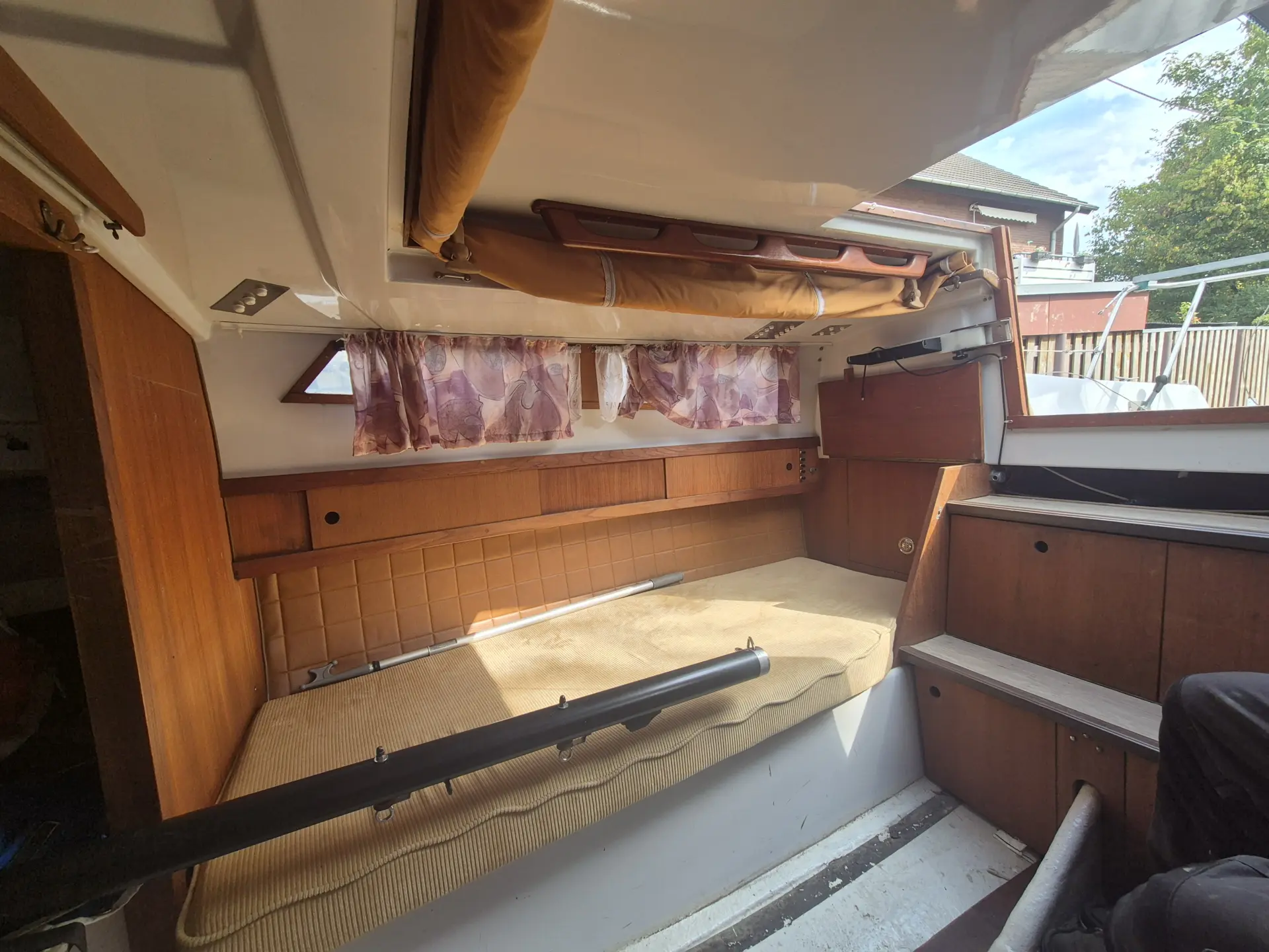 Neptun 22 Backdecker Segelboot kaufen – Seitenkoje im Innenraum mit Blick zum Niedergang