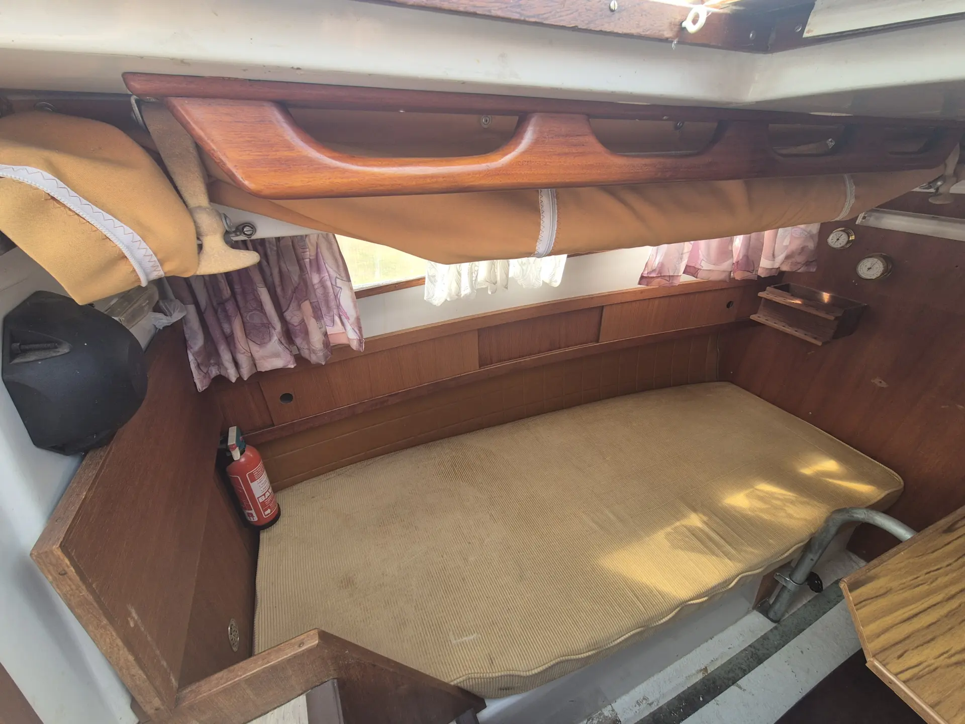 Neptun 22 Backdecker Segelboot kaufen – Innenraum mit Seitenkoje