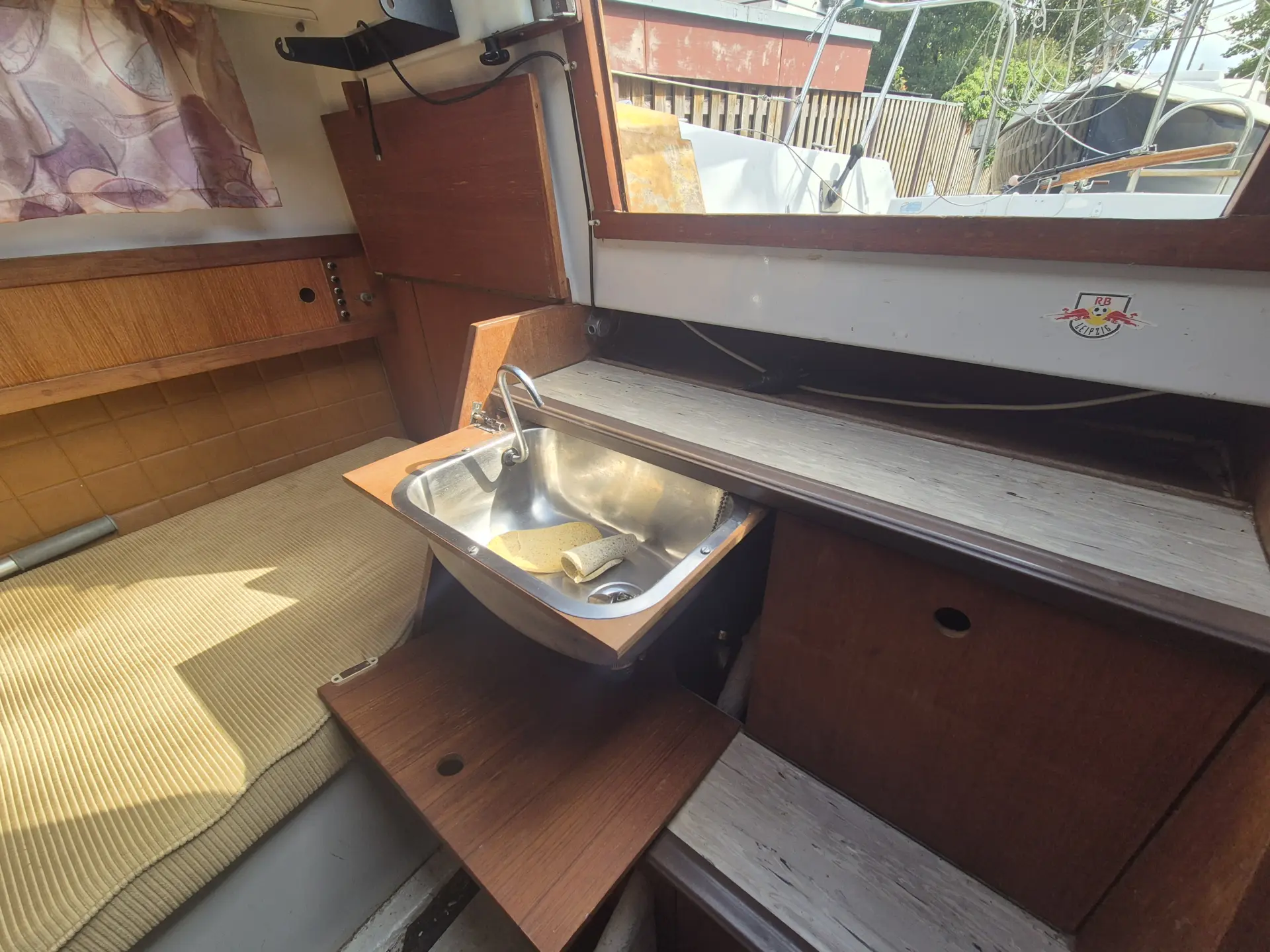 Neptun 22 Backdecker Segelboot kaufen – Pantry mit Spüle im Niedergang