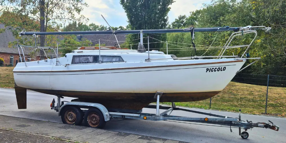 Neptun 22 Segelboot kaufen – Seitenansicht auf Trailer, Baujahr 1976