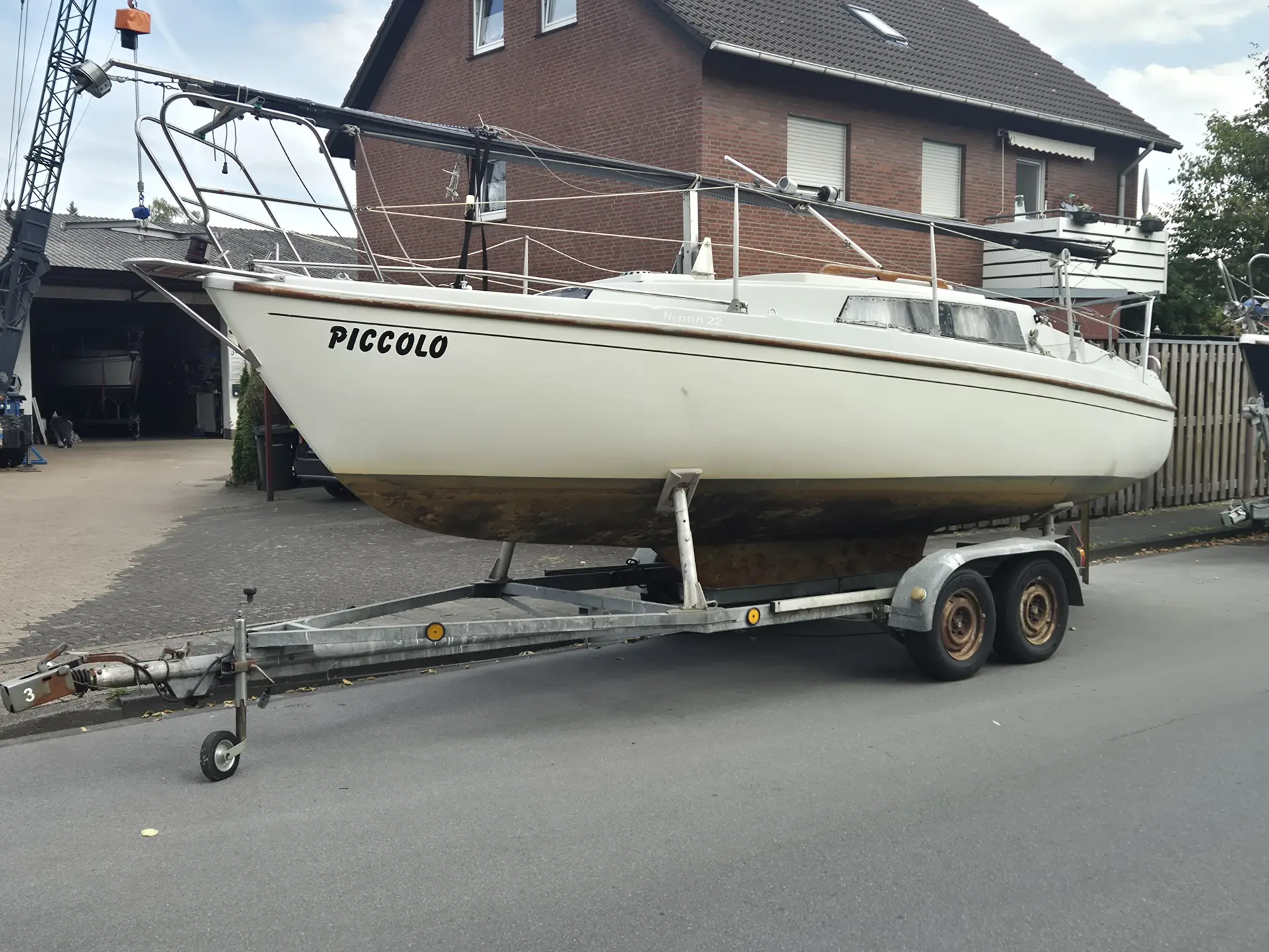 Neptun 22 Backdecker Segelboot kaufen – Seitenansicht mit Hubdach auf Trailer