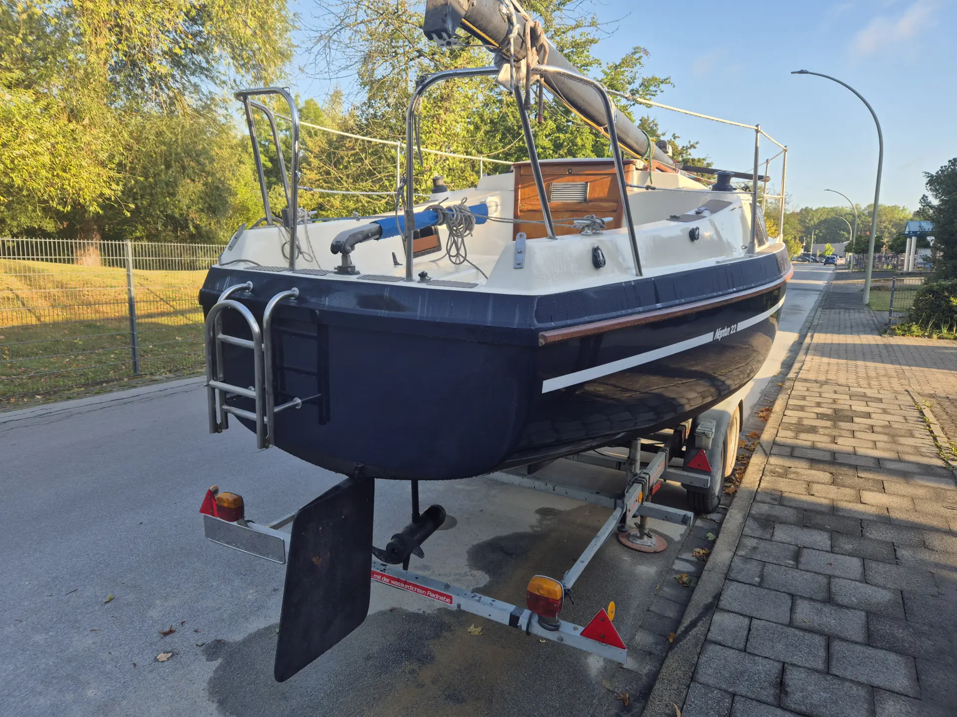 Neptun 22 Gebrauchtboot Baujahr 1991 mit Hubdach, Trailer und Badeleiter