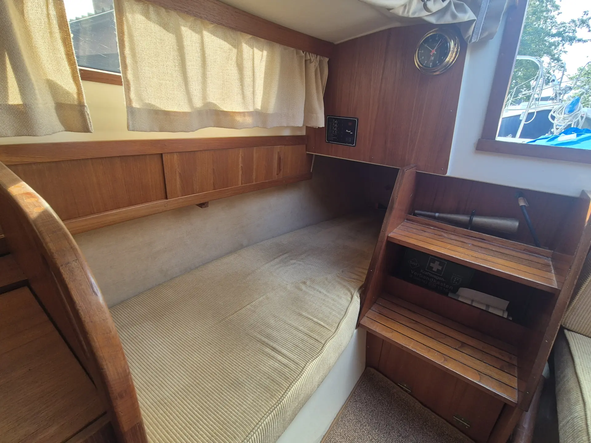 Seitenkoje im Innenraum der Neptun 22 Segelyacht