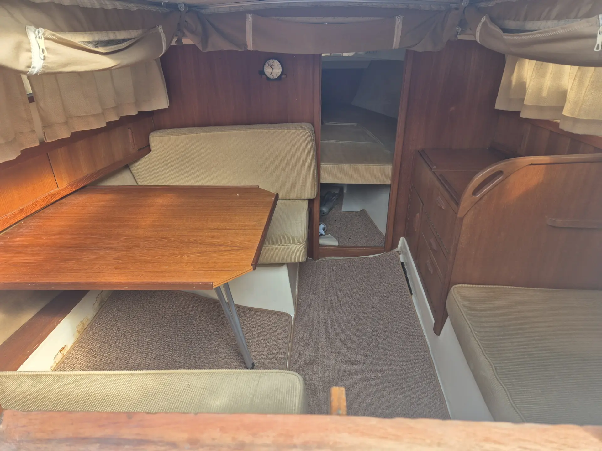 Neptun 22 Baujahr 1991 Segelboot – Dinette mit Klapptisch und Polstern