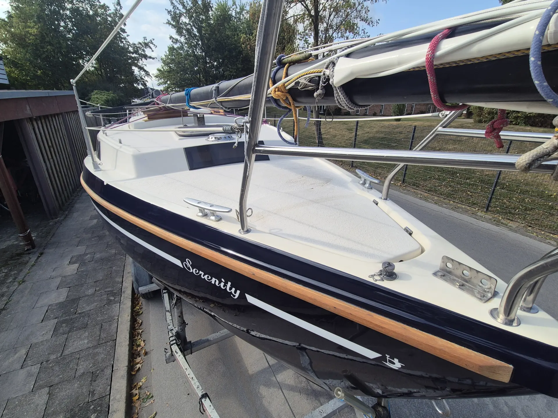Neptun 22 Segelboot Baujahr 1991 – Vorschiff mit Reling und stabiler Decksfläche