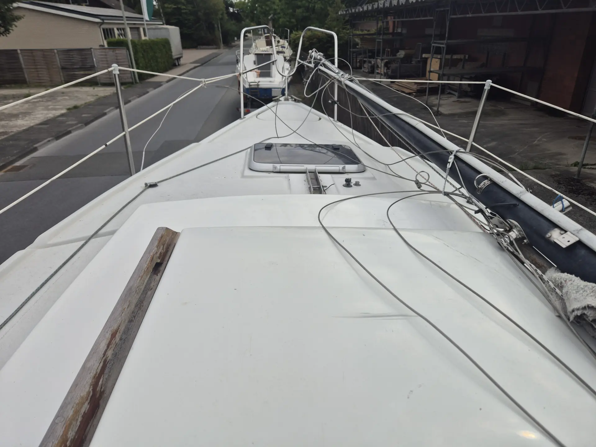 Vorschiff der Neptun 22 Segelyacht mit Hubdach und gelegtem Mast auf Trailer