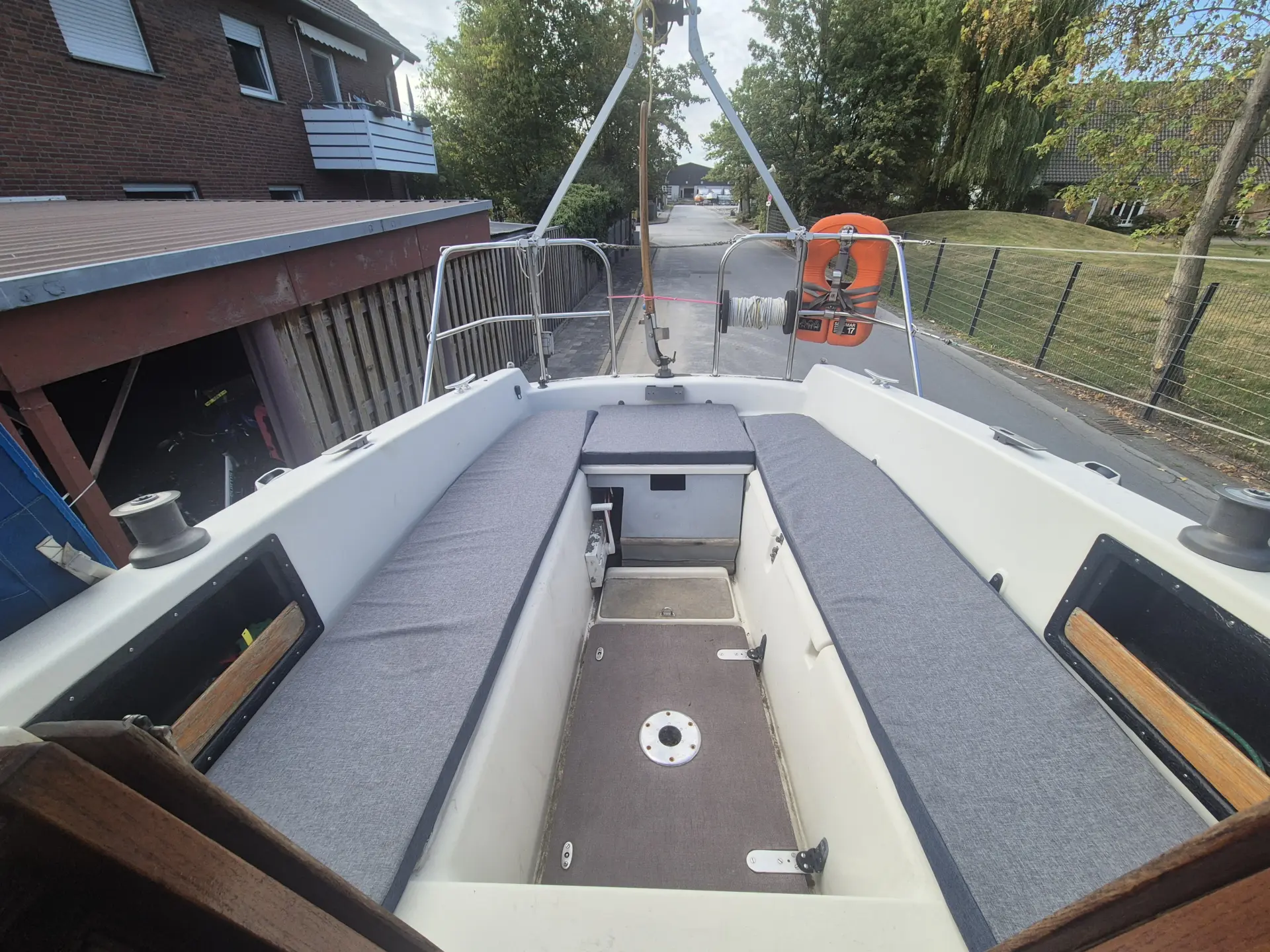Neptun 23 Segelboot kaufen – Cockpit mit grauen Plichtpolstern und Reling