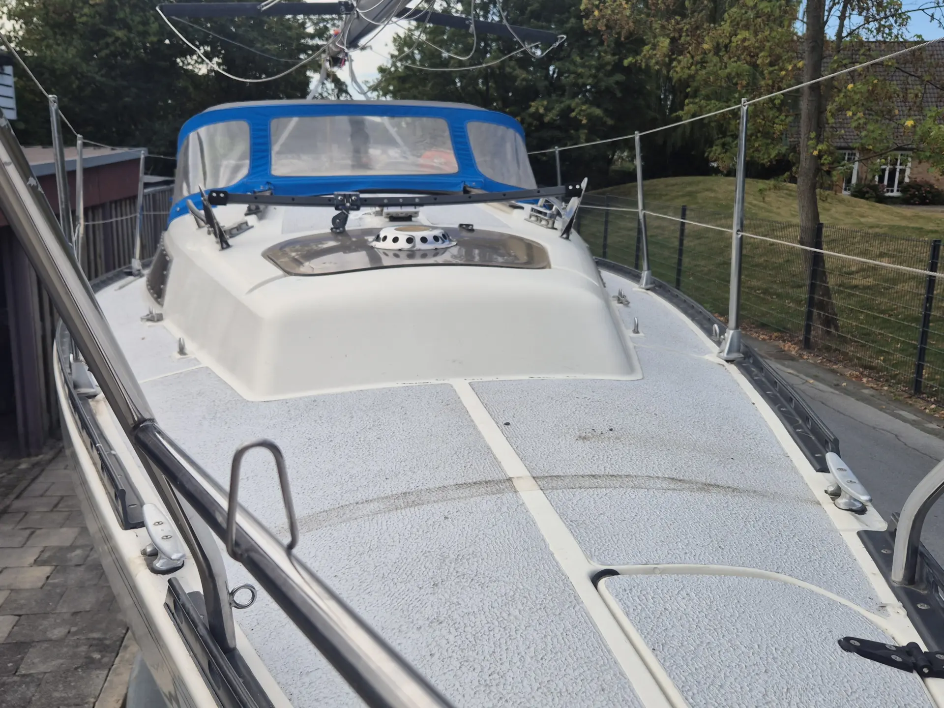 Neptun 23 Segelboot kaufen – Deckansicht mit Sprayhood und Kajütaufbau
