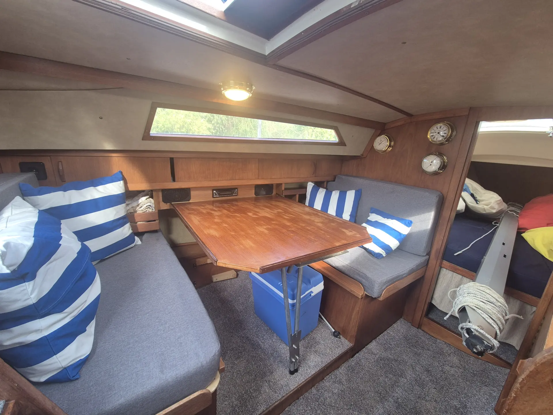 Neptun 23 Segelboot kaufen – Dinette Sitzgruppe mit Holztisch im Salon