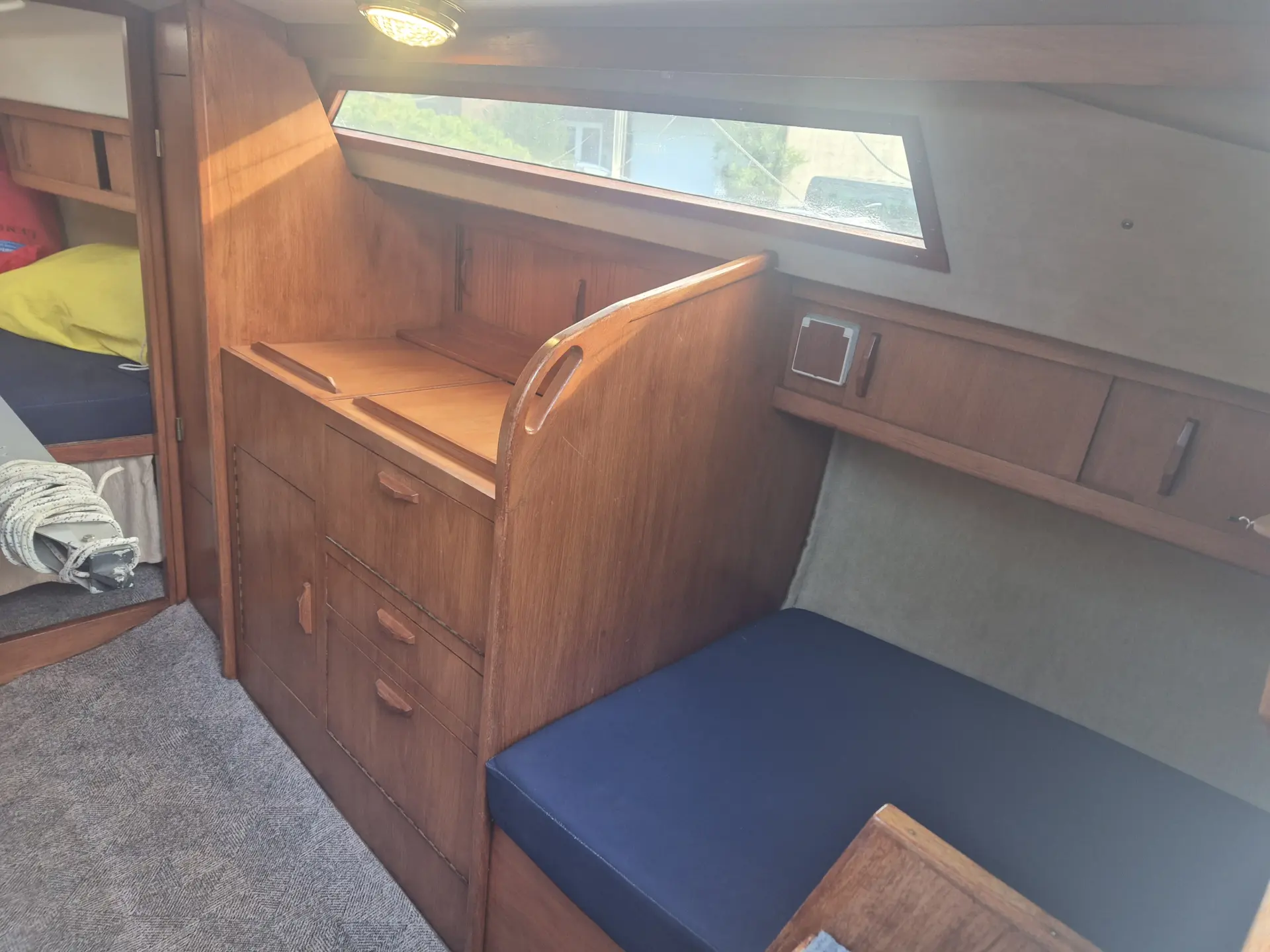 Neptun 23 Segelboot kaufen – Pantry mit Schrank und Stauraum im Innenraum