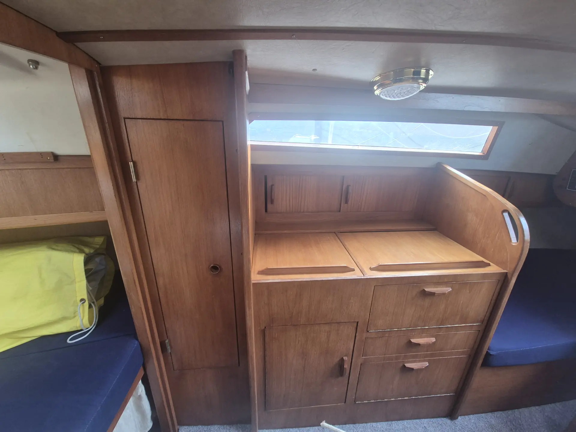 Neptun 23 Segelboot kaufen – Pantry mit Stauraum und Arbeitsfläche