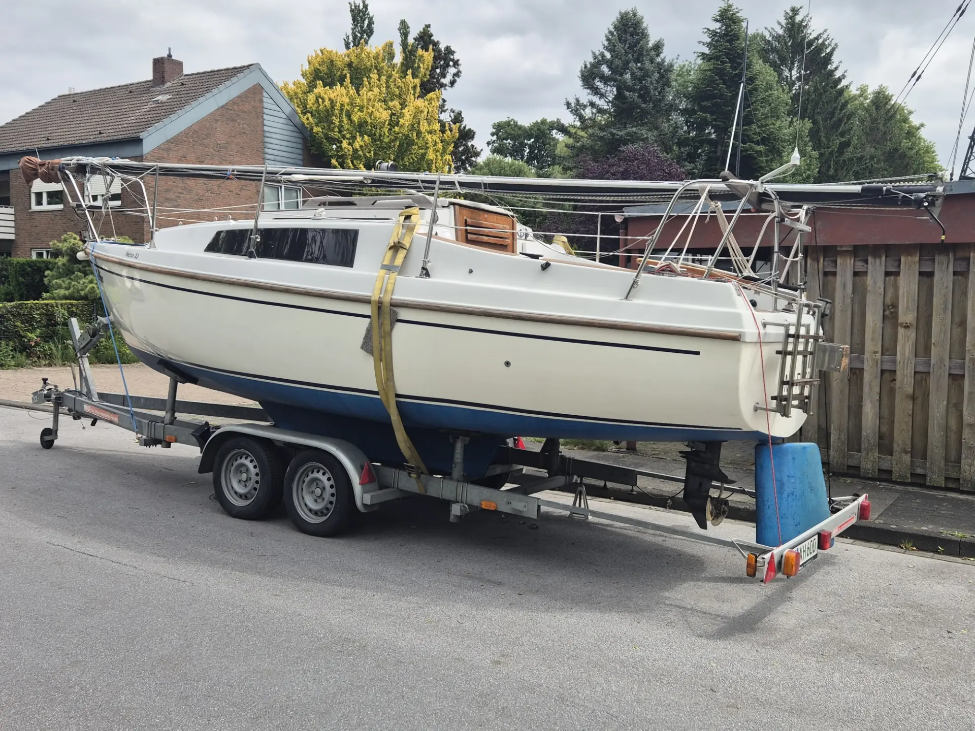 Neptun 22 Gebrauchtboot mit Kielschwert auf Trailer von hinten fotografiert