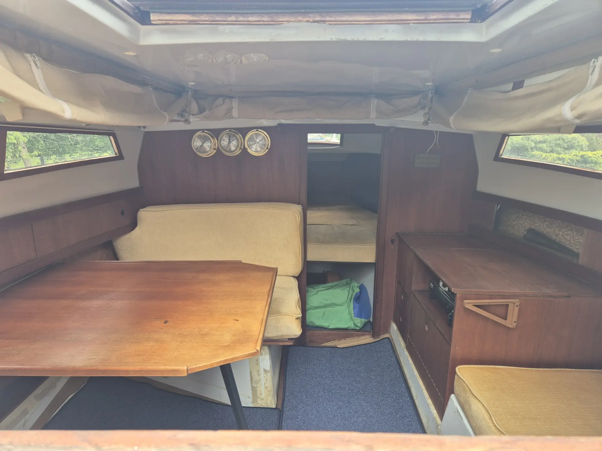 Innenansicht des Segelboots Neptun 22 mit Dinette und Blick ins Vorschiff – Segelboot gebraucht kaufen