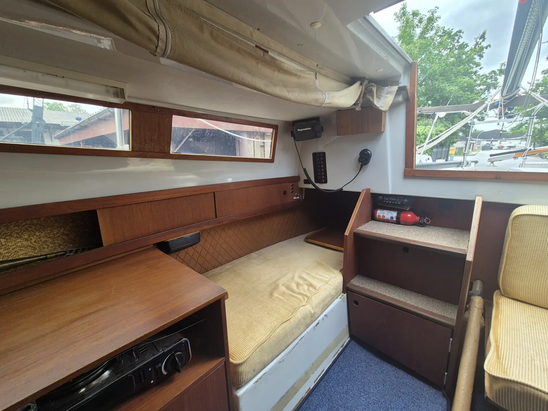 Innenansicht der Neptun 22 mit Raymarine Funkanlage und Steuerpanel