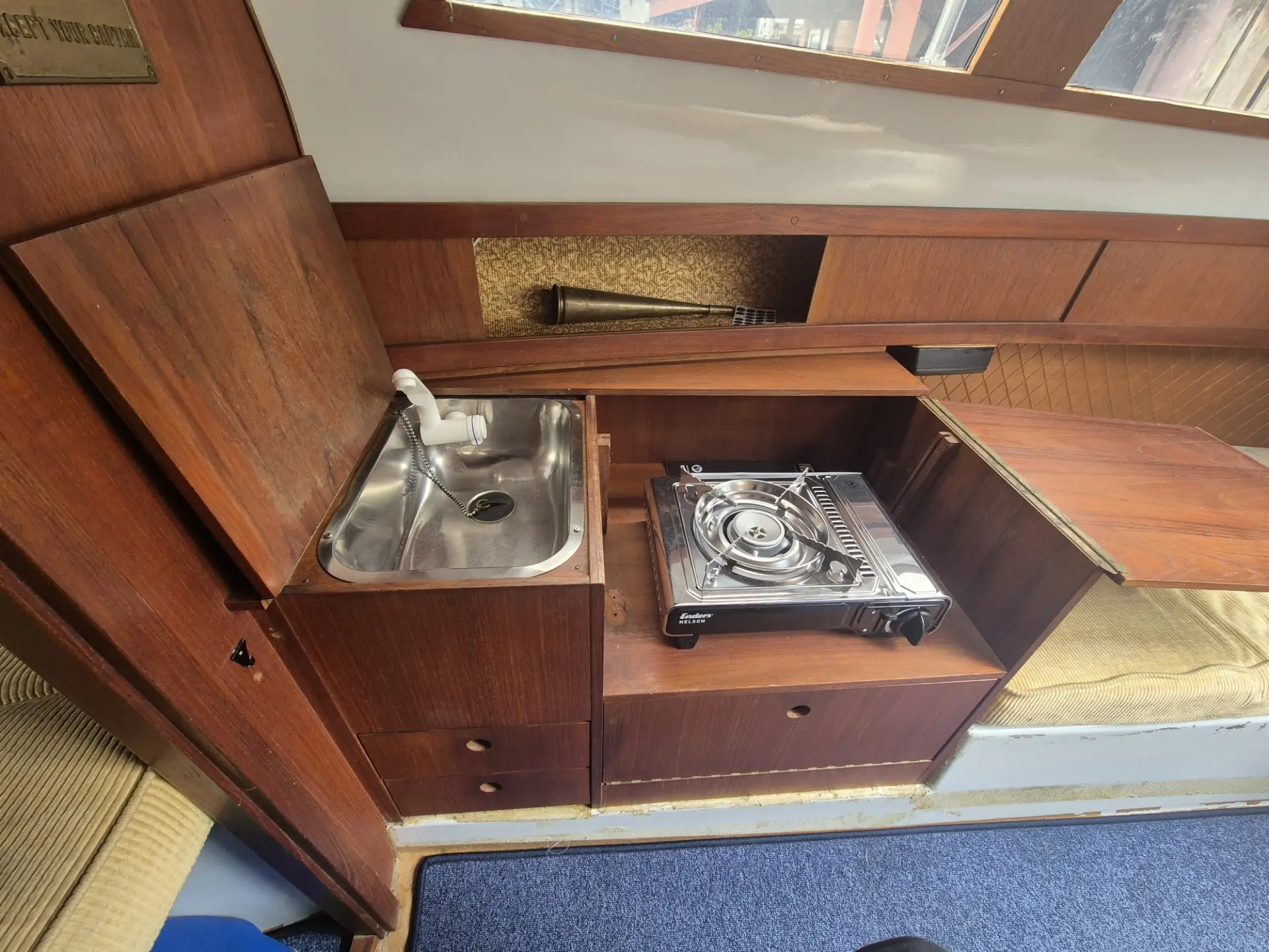 Kompakte Pantry mit Edelstahl-Spüle und Gaskocher der Neptun 22 Kielschwerter (Gebrauchtboot)