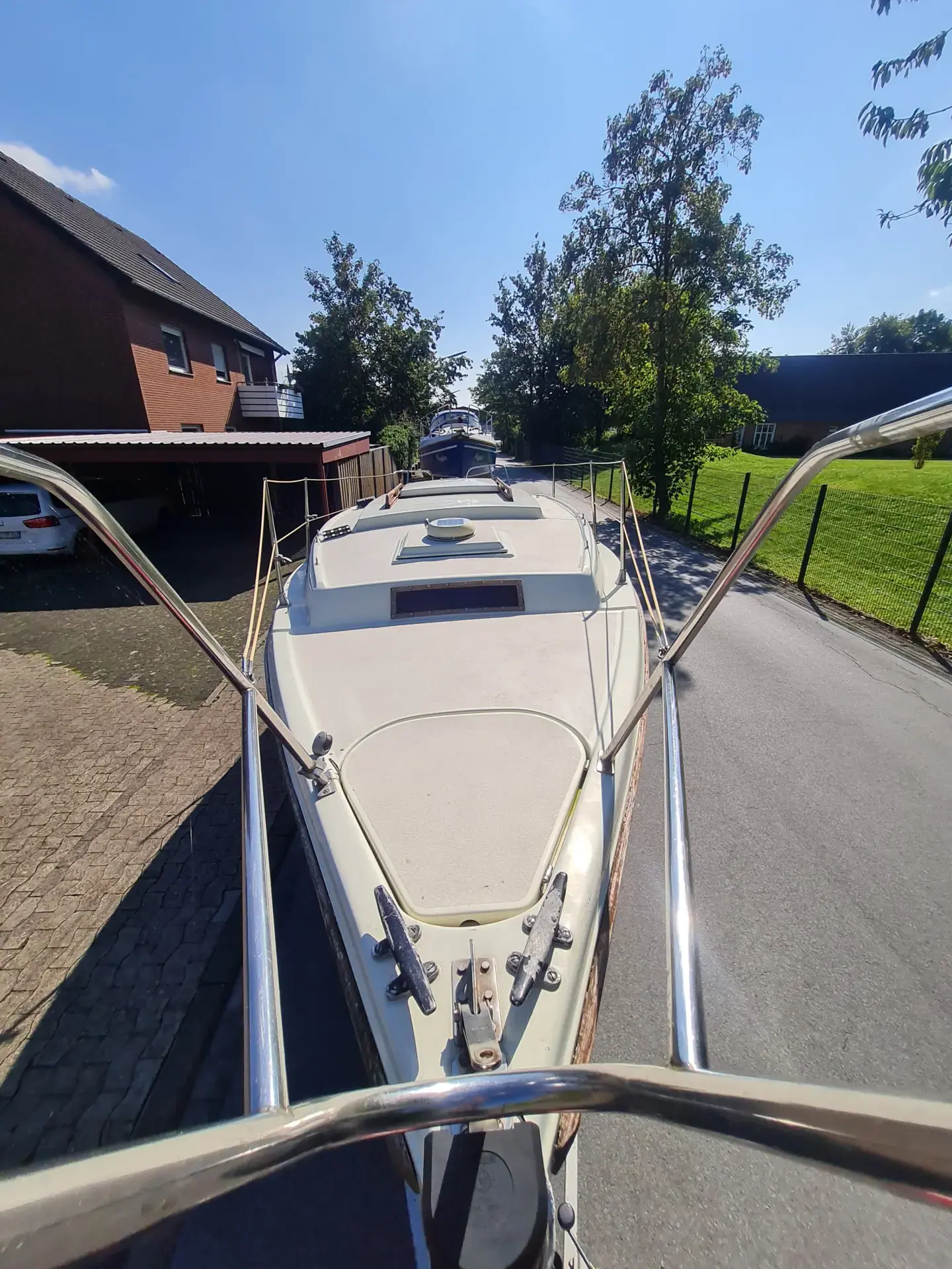 Bugansicht der Neptun 22 – sicheres Laufdeck mit Edelstahl-Bugkorb