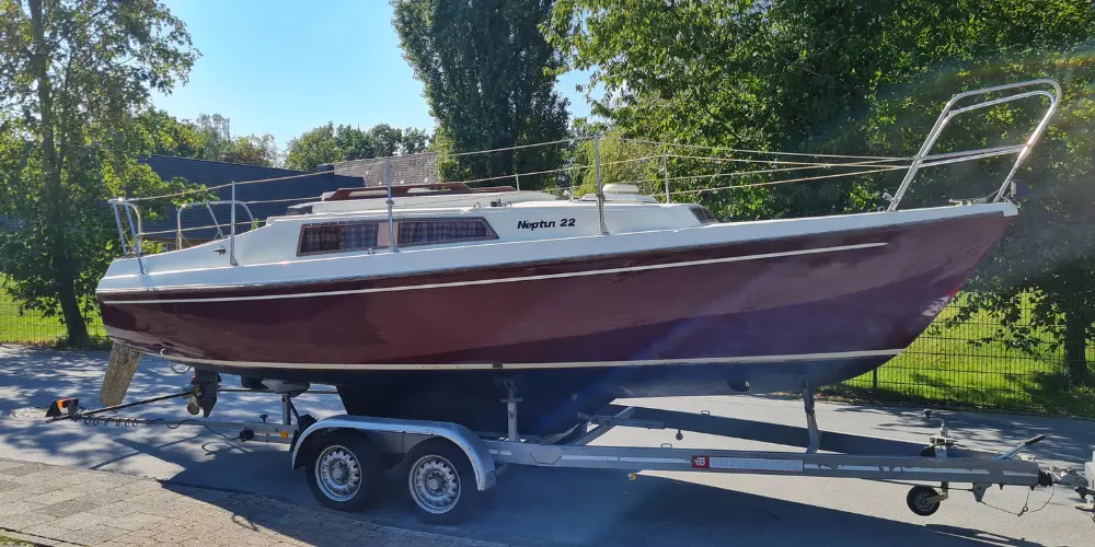 Gebrauchte Neptun 22 Kielschwerter mit rotem Rumpf auf Trailer – Segelboot kaufen