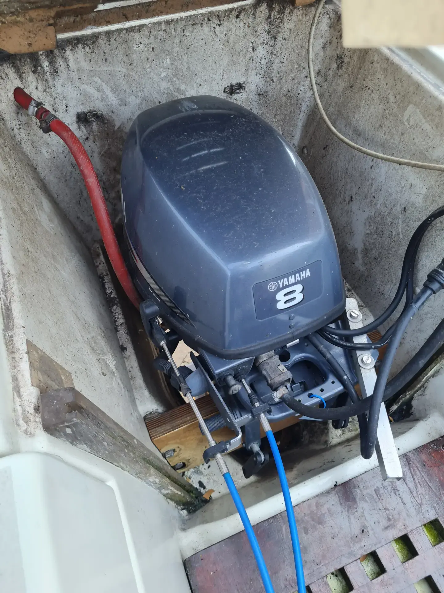 Außenborder Yamaha 8 PS mit E-Start im Schacht montiert