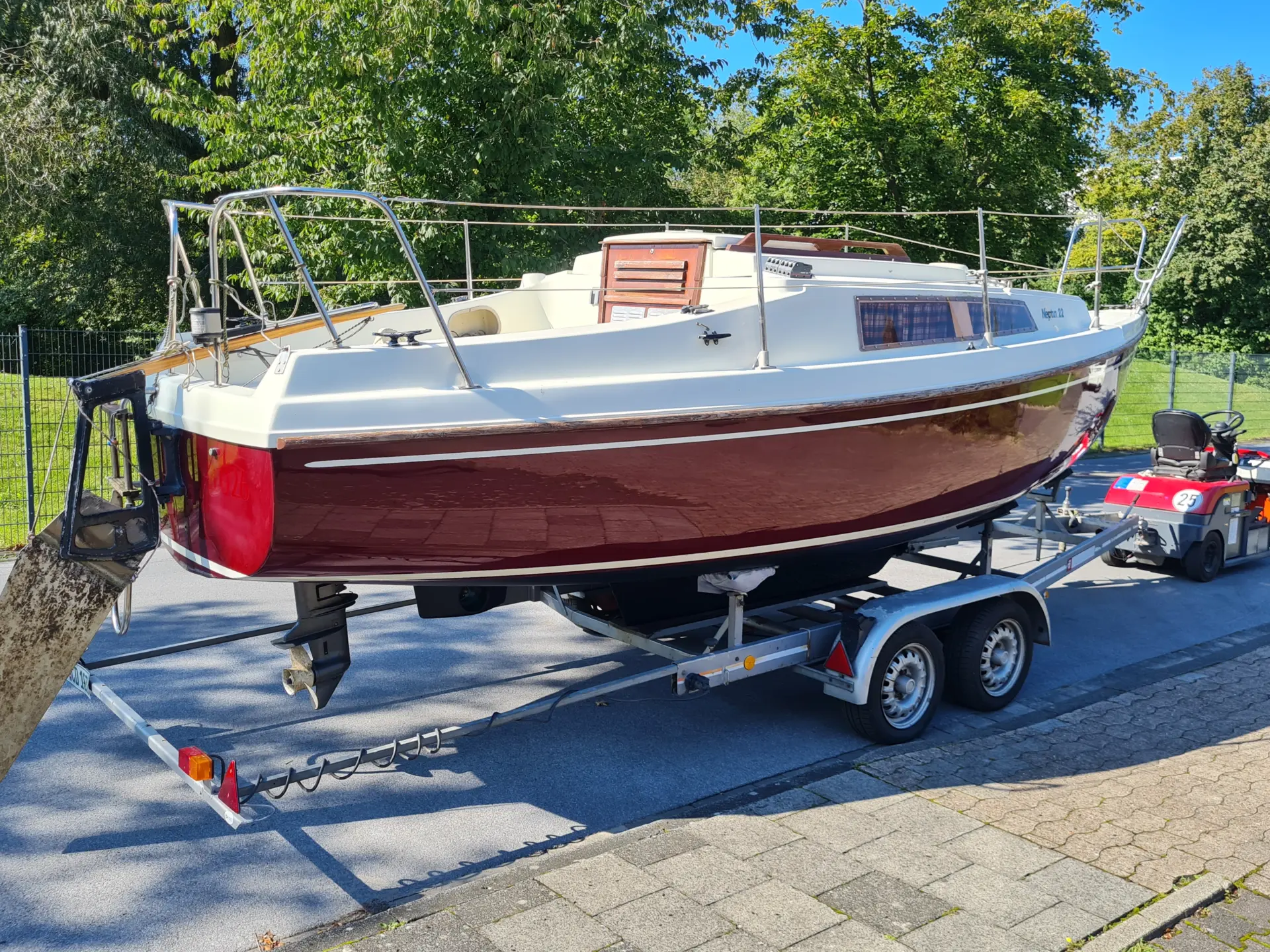 Neptun 22 von hinten mit Blick auf angehängte Ruderanlage und Trailer