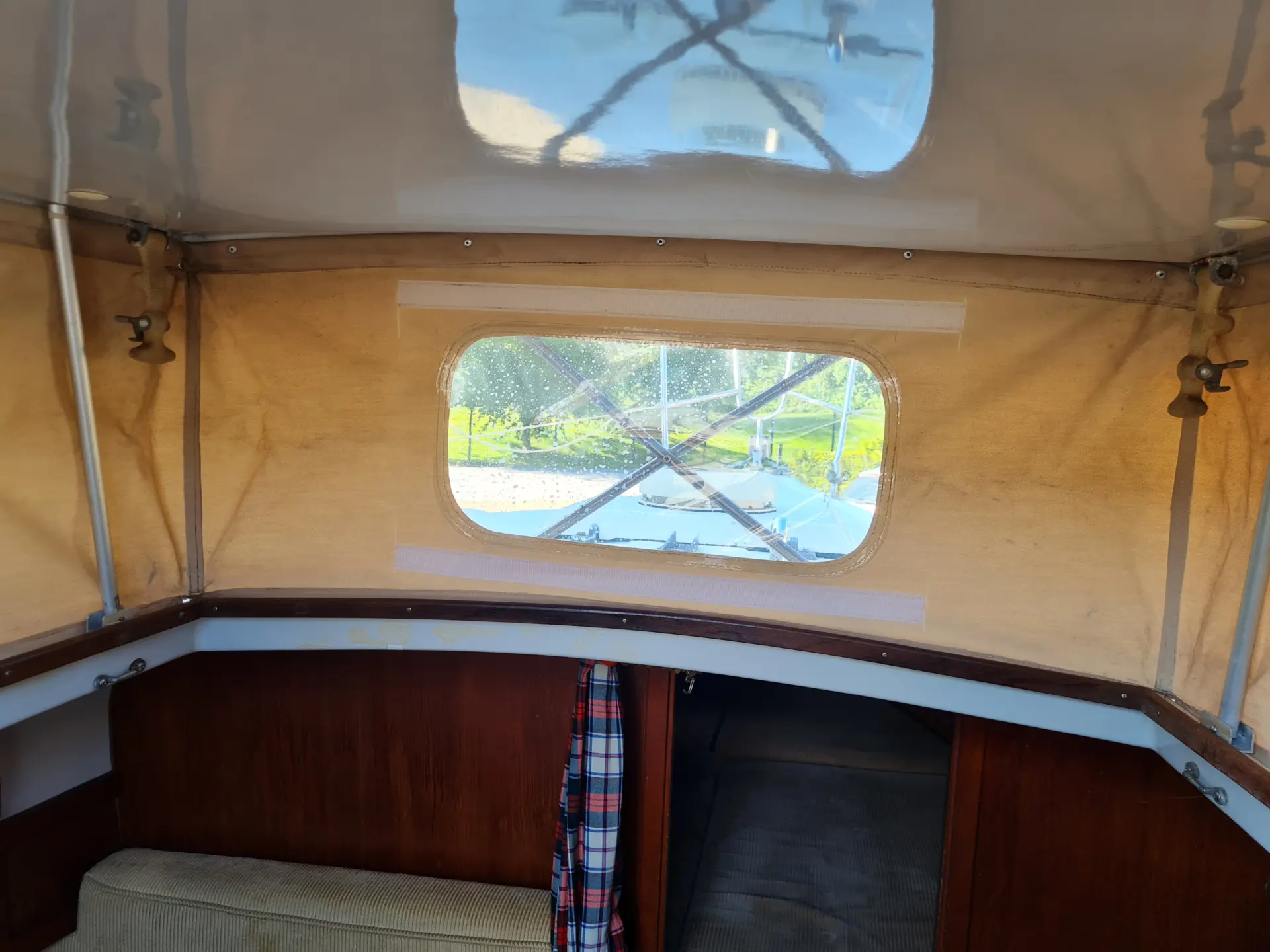 Innenansicht Neptun 22 mit geöffnetem Hubdach – mehr Raum unter Deck