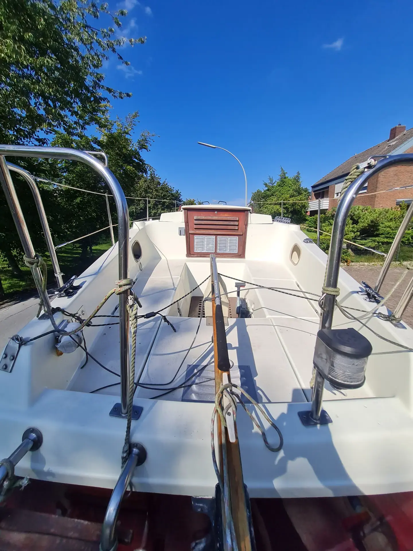 Neptun 22 Segelboot mit Steckshott – gepflegte Plichtansicht des Segelboots mit Edelstahlbeschlägen und Pinne