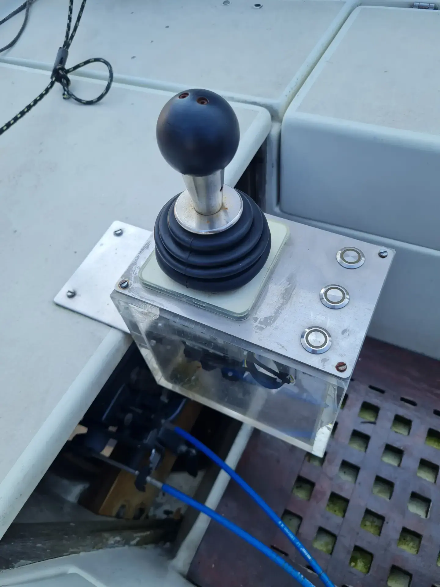 Steuerungseinheit für Bug- und Heckstrahlruder an Bord der Neptun 22