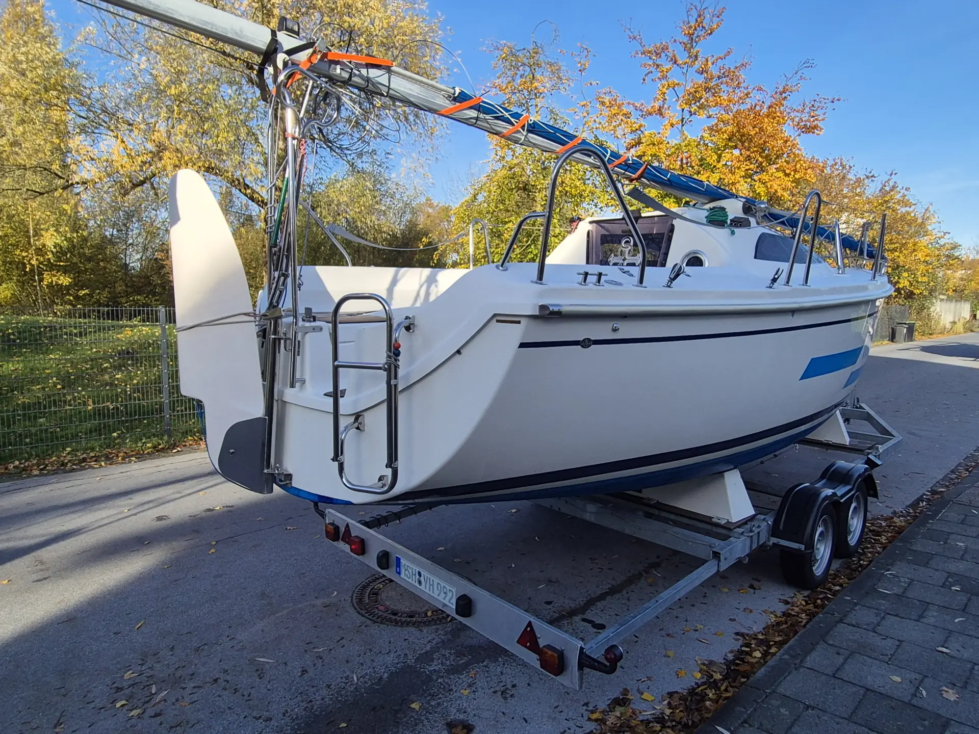 Viva 700 Heckansicht mit Badeleiter, Mastlegevorrichtung und Gennakerbaum