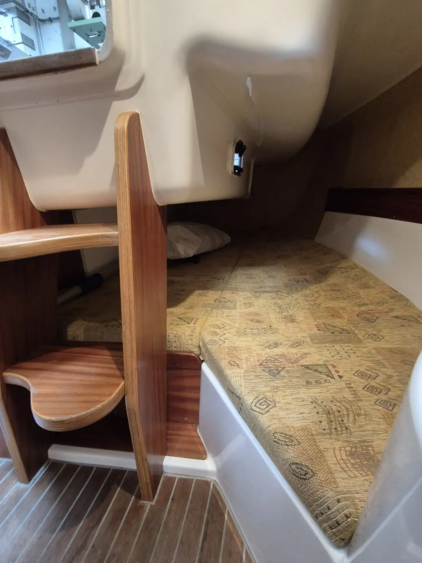 Hundekoje der Viva 700 mit bequemer Polsterung. Gebrauchtes Segelboot kaufen.