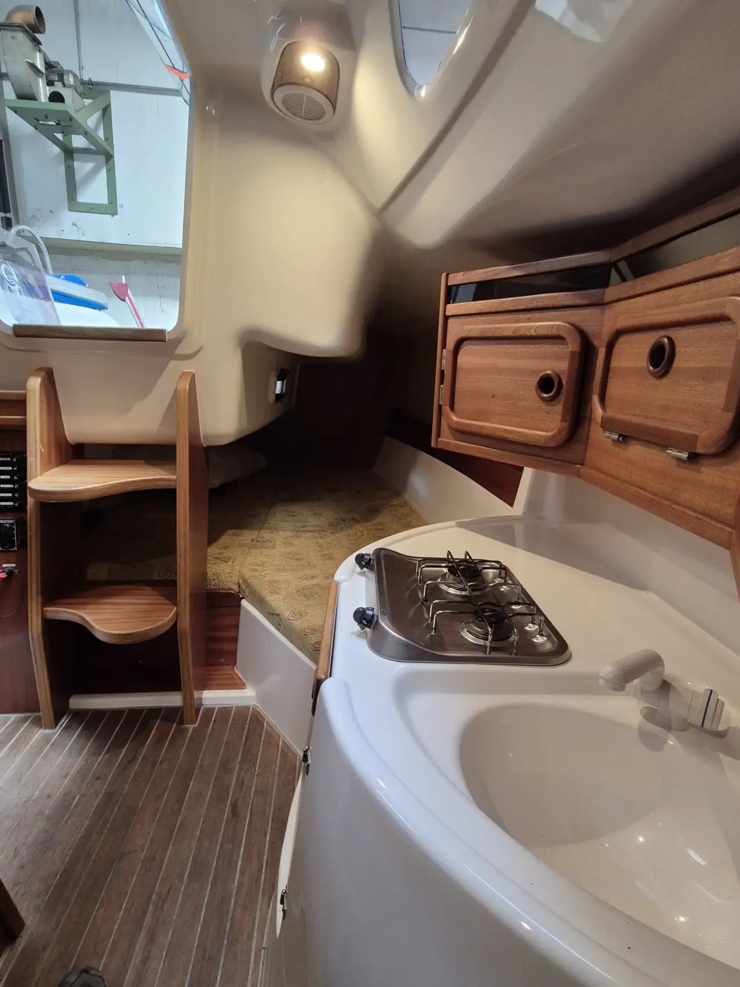 Blick auf die Koje und Pantry im Innenraum der Viva 700