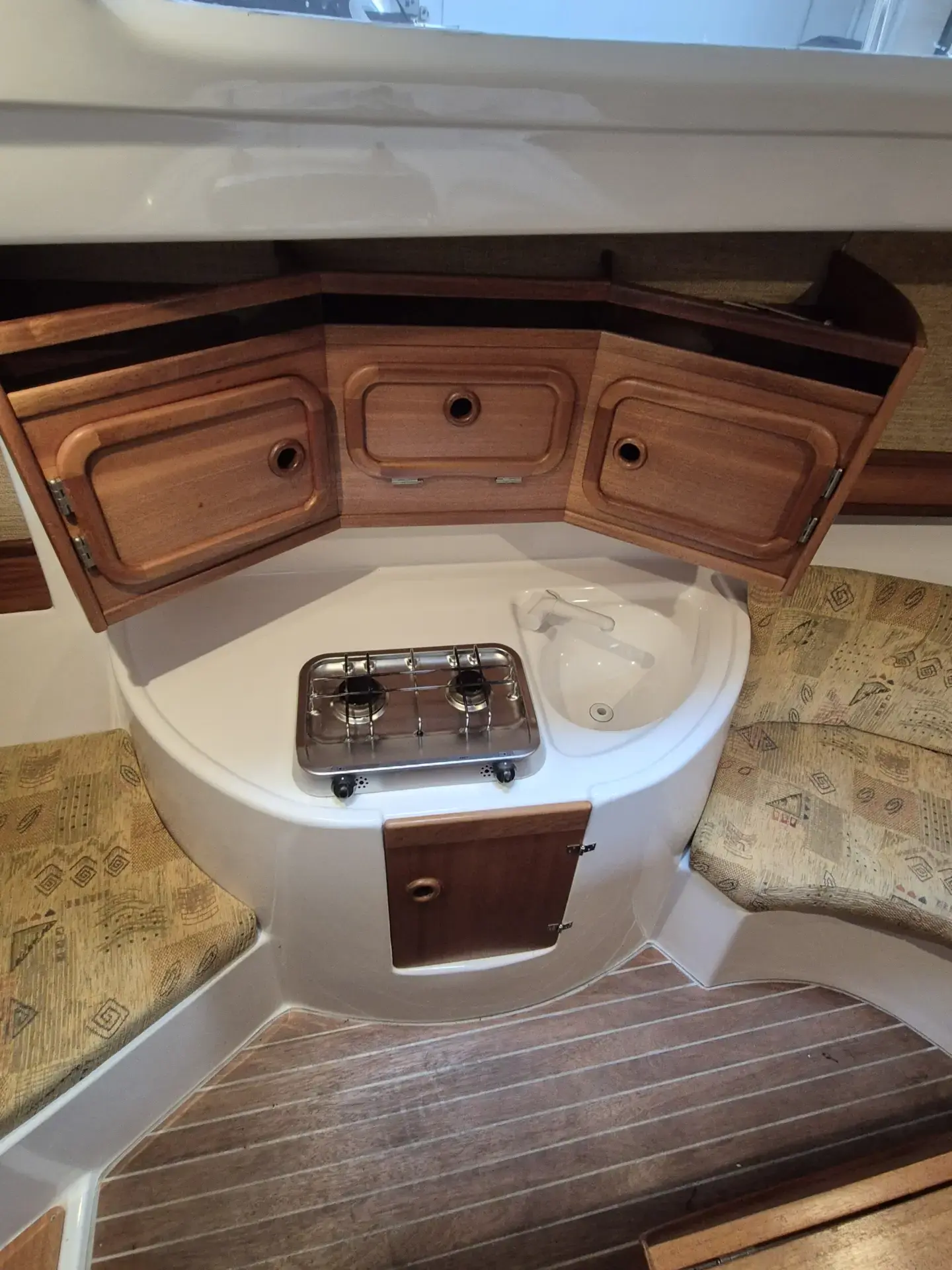 Kompakte Pantry mit Kocher und Spüle auf der Viva 700