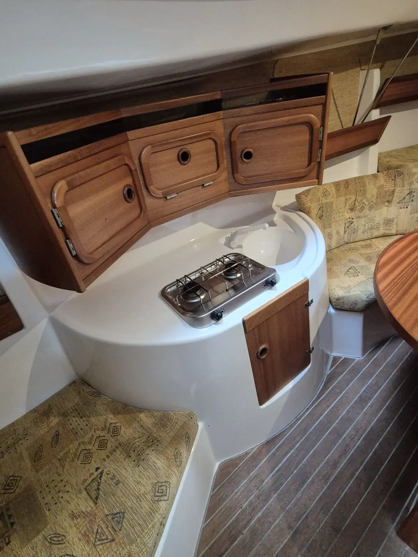 Pantry der Viva 700 mit Mahagoni-Ausstattung und 2-Flammen-Gaskocher